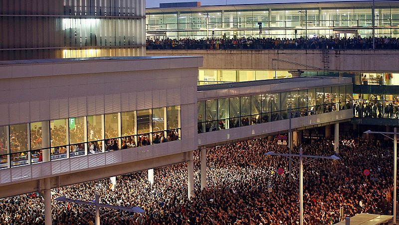 Las protestas independentistas contra la sentencia: cerco a El Prat, concentraciones y cortes en vías férreas y carreteras