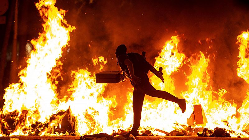 Violentos disturbios en las principales ciudades catalanas en la segunda jornada de protestas contra la sentencia del 'procés'