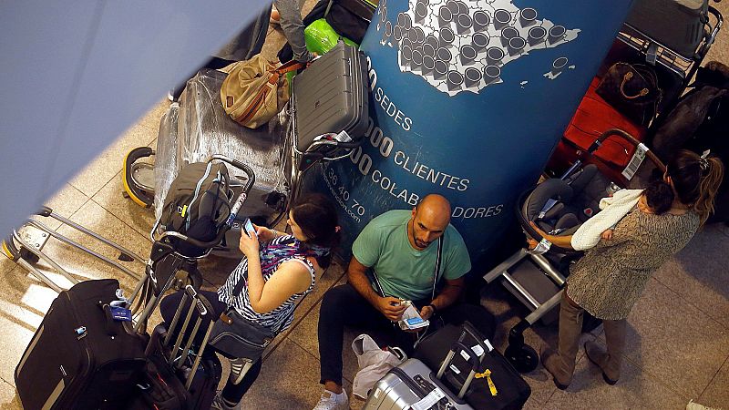 Centenares de personas pasan la noche en el aeropuerto del Prat tras las cancelaciones de vuelos