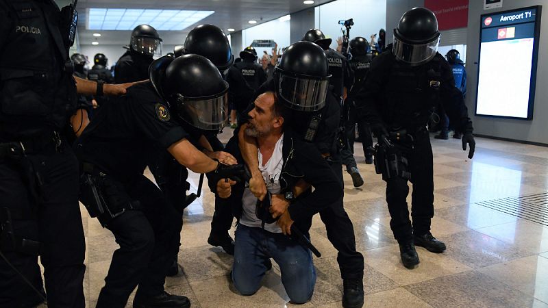 El Govern investigará una de las actuaciones de los Mossos en el aeropuerto durante las protestas