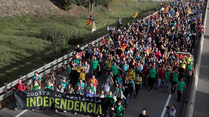 Miles de personas avanzan hacia Barcelona en las "Marchas por la libertad" en reacción a la sentencia del 'procés'