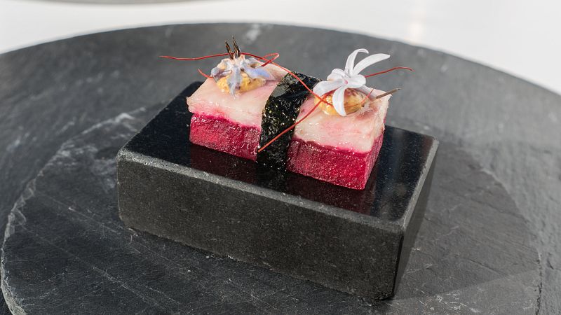 Receta de anguila ahumada y manzana impregnada en remolacha con wasabi y nori