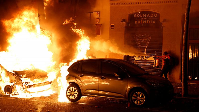 Grupos violentos queman coches y lanzan ácido a la policía en la tercera noche de disturbios en Barcelona