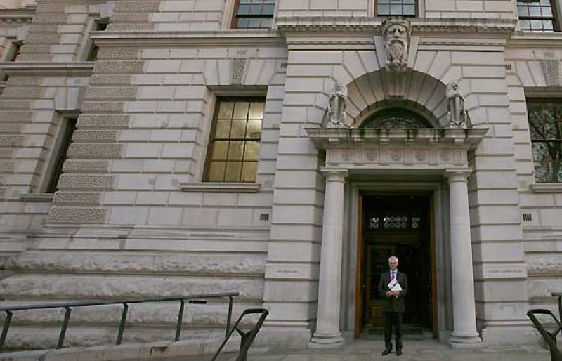 Brown bajará los impuestos, entre ellos un 2,5% el IVA, para evitar que la recesión se prolongue