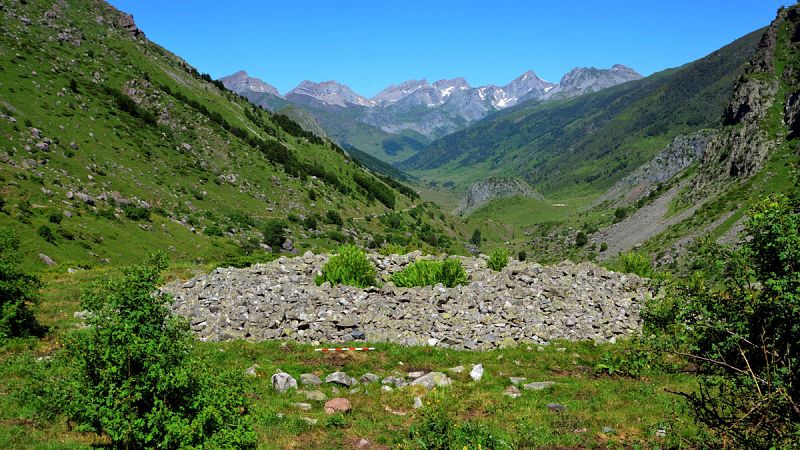 Hallan dos dólmenes a más de 2.100 metros de altura en el Pirineo aragonés