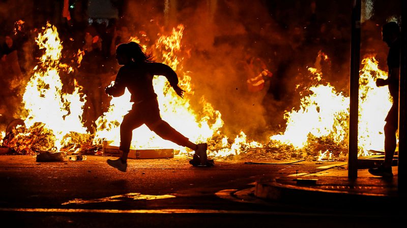 Tensión entre grupos independentistas y ultraderechistas en una nueva noche de disturbios en Barcelona