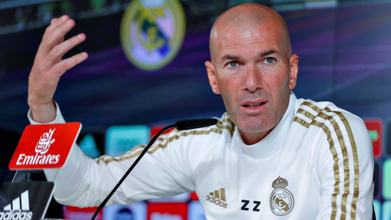 El entrenador del Real Madrid, Zinédine Zidane, no quiso  profundizar demasiado en el aplazamiento del Clásico que debía de  jugarse el próximo 26 de octubre y aunque reconoció que tiene su  "preferencia" sobre la fecha de su disputa, afirmó que se a