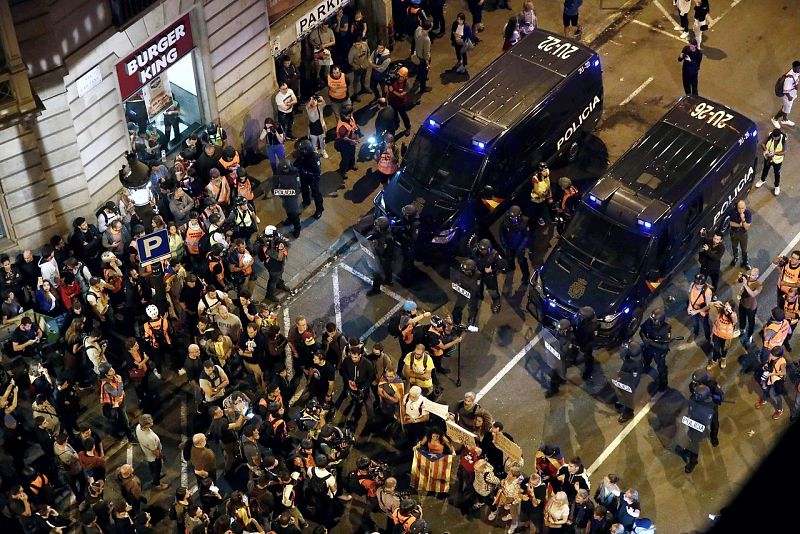 Los manifestantes pacíficos se imponen a los violentos en la primera jornada sin grandes disturbios en Barcelona