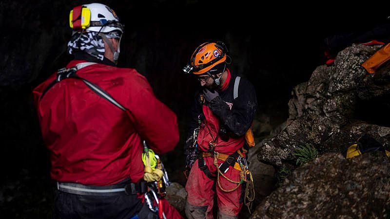 Llegan al exterior los cuatro espeleólogos a los que se buscaba desde hace un día en una cueva cántabra