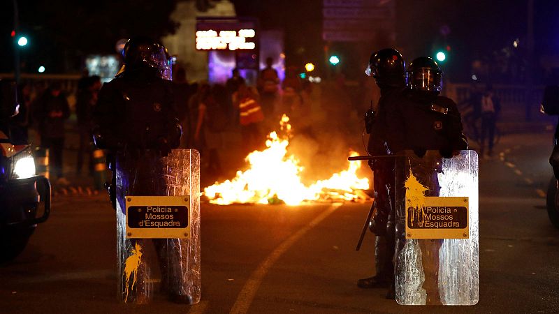 Los Mossos detienen al manifestante que lanzó material pirotécnico a su helicóptero en los disturbios por el 'procés'
