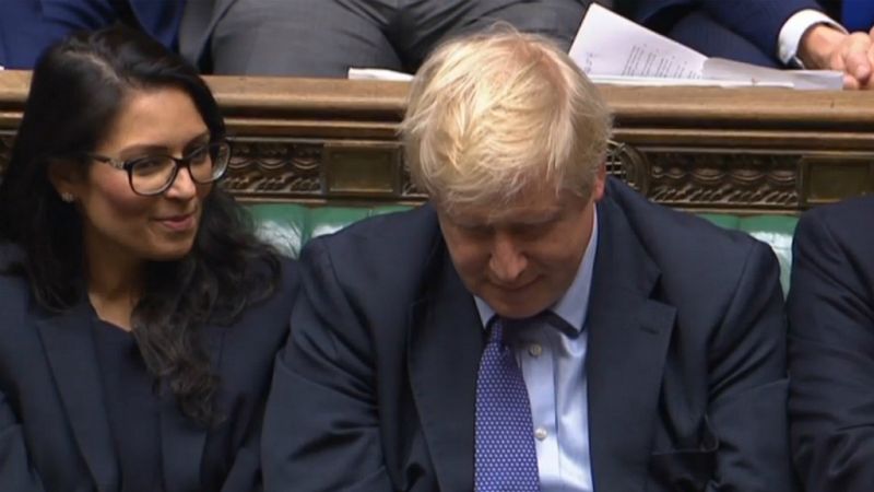 El Parlamento británico tumba los planes de Johnson para tramitar la ley del 'Brexit' y le aboca a aceptar una prórroga