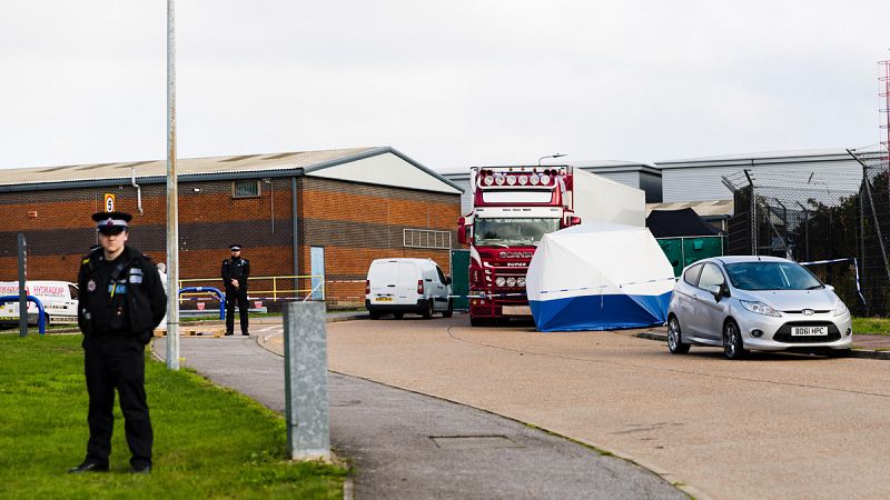 Hallan 39 muertos en un camión frigorífico en Reino Unido