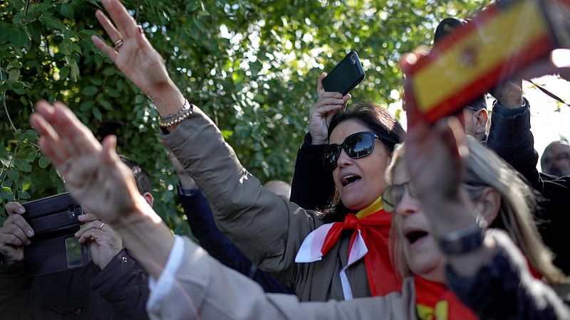 Cientos de franquistas despiden a Franco entre 'vivas' al dictador e insultos a Sánchez