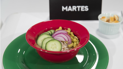 Receta de poke bowl con edamame y pavo marinado. �La versi�n saludable de la 'comida r�pida'!