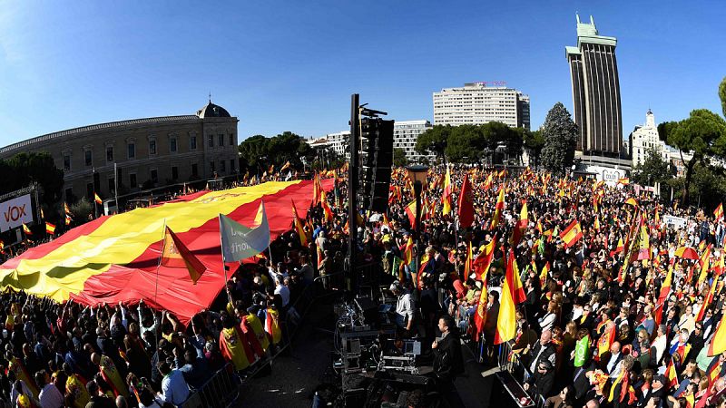 Vox llena la plaza de Colón contra el separatismo y despliega una bandera de España de mil metros cuadrados