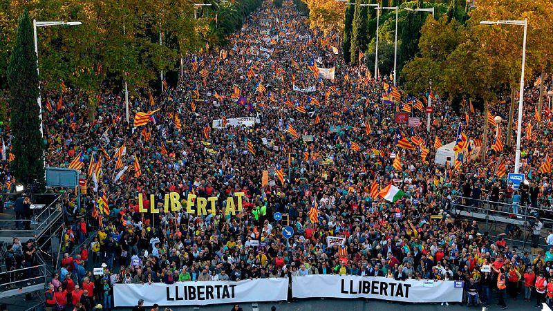 Multitudinaria manifestación en Barcelona para defender la "libertad" de los presos y el "derecho de autodeterminación"