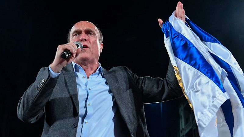 El candidato del gobernante Frente Amplio y el del Partido Nacional se enfrentarán en segunda ronda en Uruguay