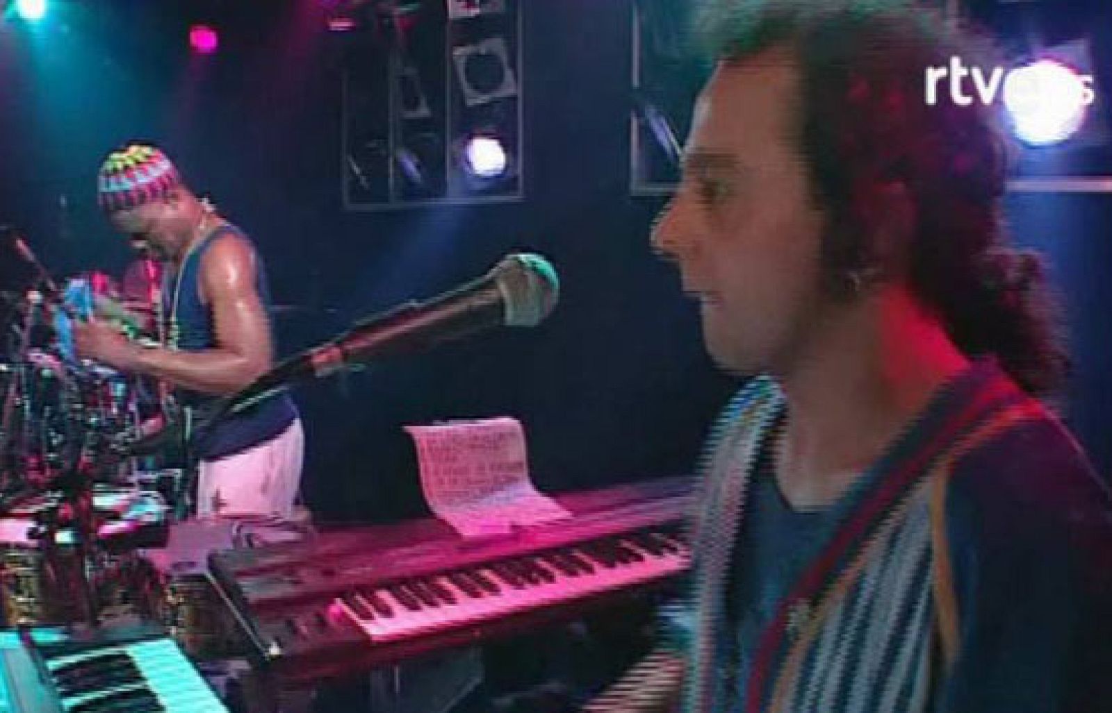 "Ya no danzo al son de los tambores", El Último de la Fila | Ver