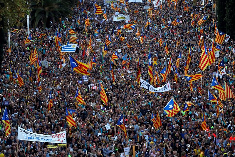 Independentistes i constitucionalistes es manifesten