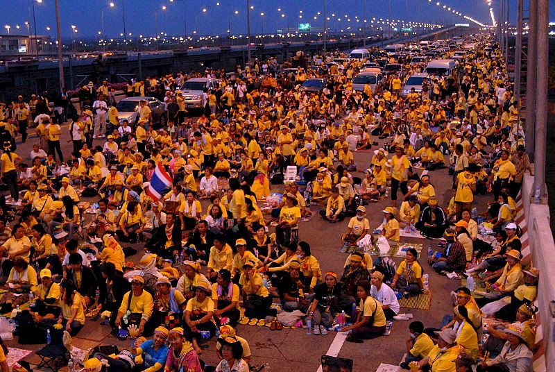 El aeropuerto principal de Bangkok suspende sus vuelos de salida por la irrupción de opositores