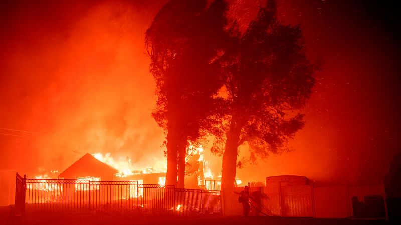 Fuertes vientos avivan los doce incendios activos en California