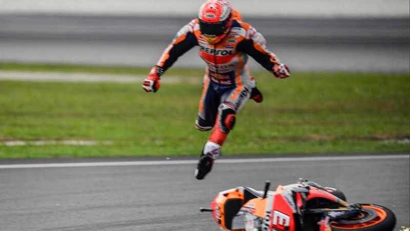 La escalofriante caída de Márquez en su intento de alcanzar a Quartararo