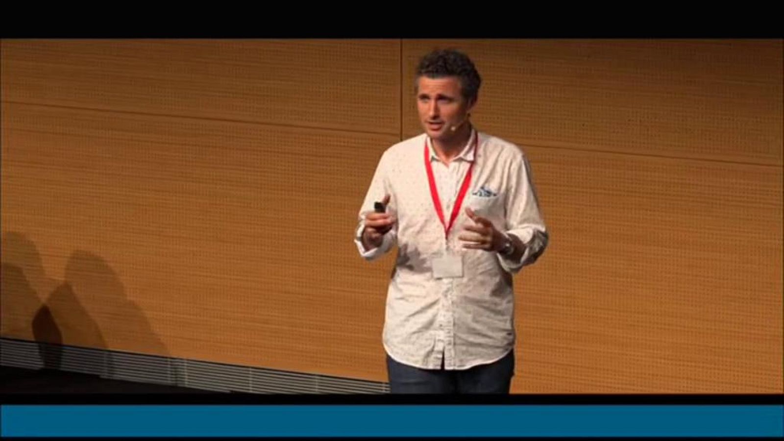 Anna Cler presenta el proper convidat de 'Noms Propis', el divulgador científic Xevi Verdaguer.