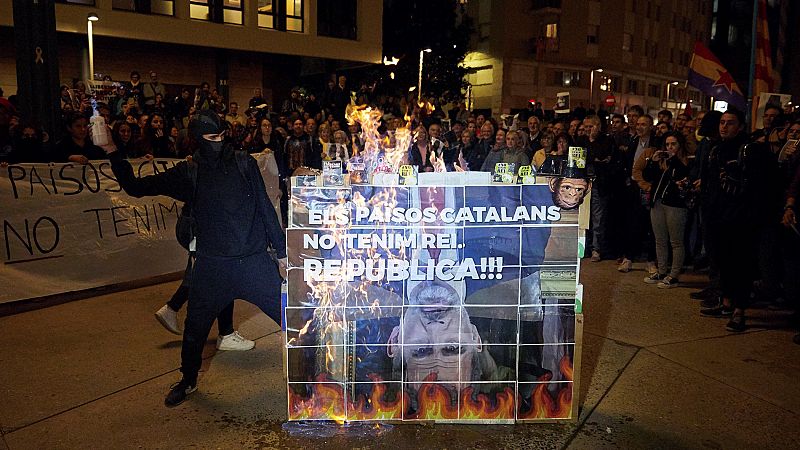 Miles de personas se manifiestan contra los reyes en Barcelona frente a un fuerte dispositivo policial