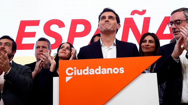 Ciudadanos se hunde hasta los 10 escaños y Rivera deja en manos de los militantes su futuro