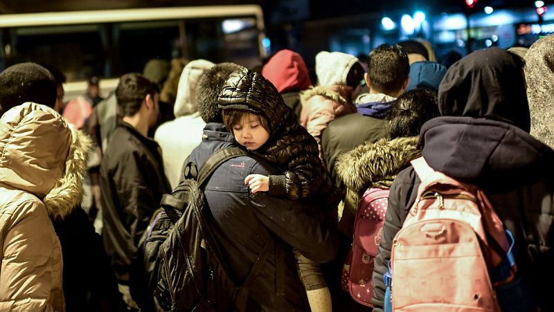 La Policía francesa evacúa a más de 1.600 refugiados y migrantes de dos campamentos en la periferia de París