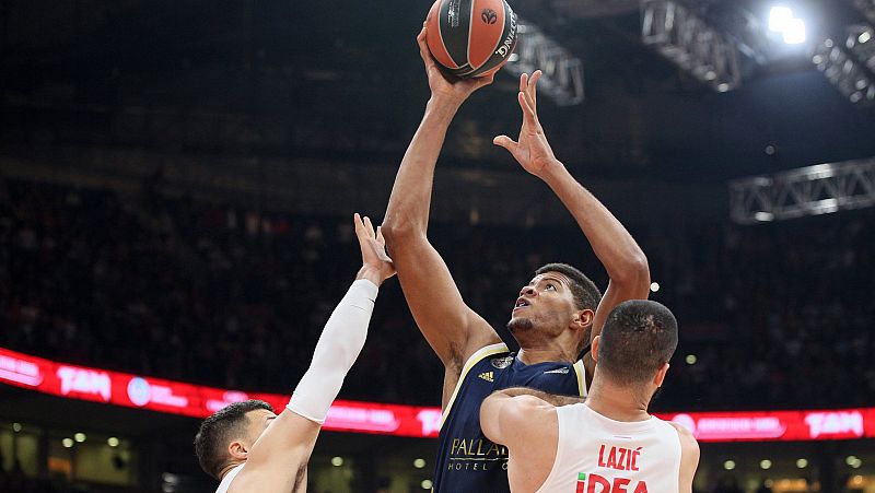 Tavares 'tapona' la racha negativa del Madrid a domicilio; el Baskonia cae en Milán