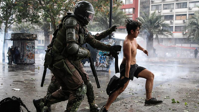 Piñera admite abusos y excesos policiales durante las protestas en Chile y se abre a cambiar la Constitución