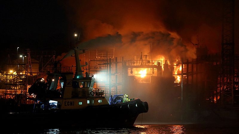 Un incendio en un astillero de Pontevedra arrasa tres barcos que estaban en reparación