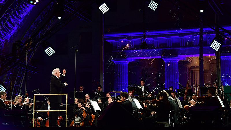 Berlín conmemora ante la Puerta de Brandeburgo el treinta aniversario de la caída del Muro