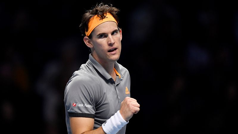 Thiem sorprende a Federer y Djokovic destroza a Berrettini en Londres