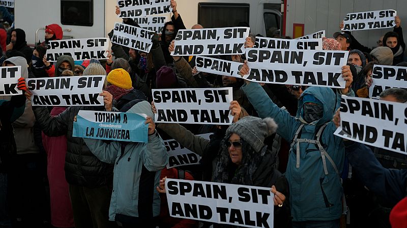 Independentistas catalanes bloquean la frontera entre España y Francia a su paso por La Jonquera