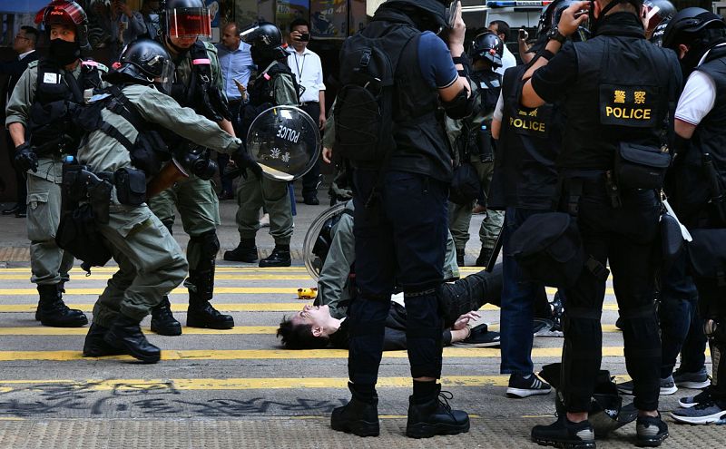 La violencia marca la huelga en Hong Kong y Lam advierte que no cederá a las demandas