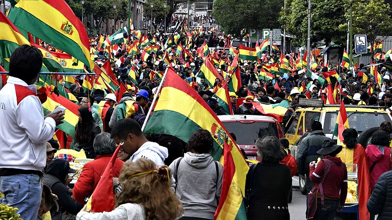 La renuncia de Morales y su gobierno sume a Bolivia en el vacío institucional entre acusaciones de golpe de Estado