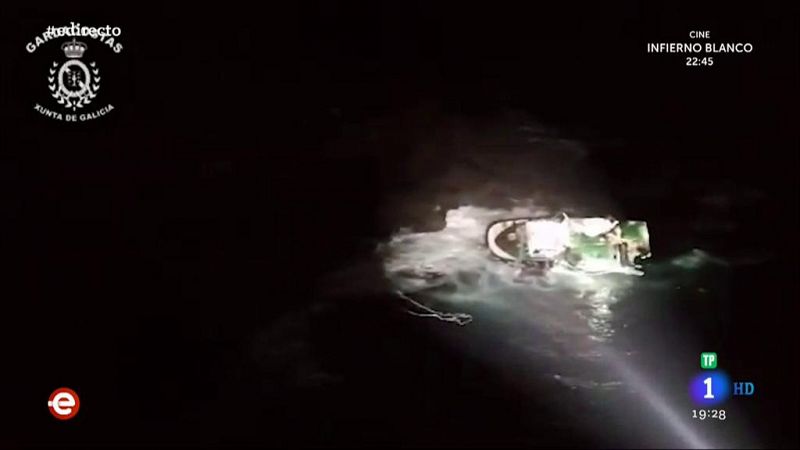 Un tripulante fallecido tras encallarse un barco pesquero en la costa de Castro de Baroña