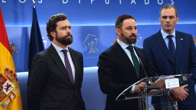 Abascal tacha de "fraude electoral" el acuerdo entre el PSOE y Podemos e insta a S�nchez a dimitir por "estafar"