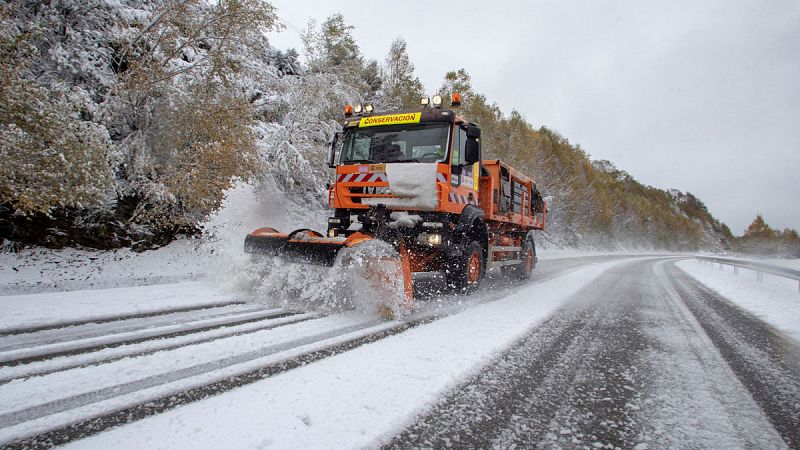 La nieve dificulta el tráfico en numerosas carreteras del centro y norte peninsular