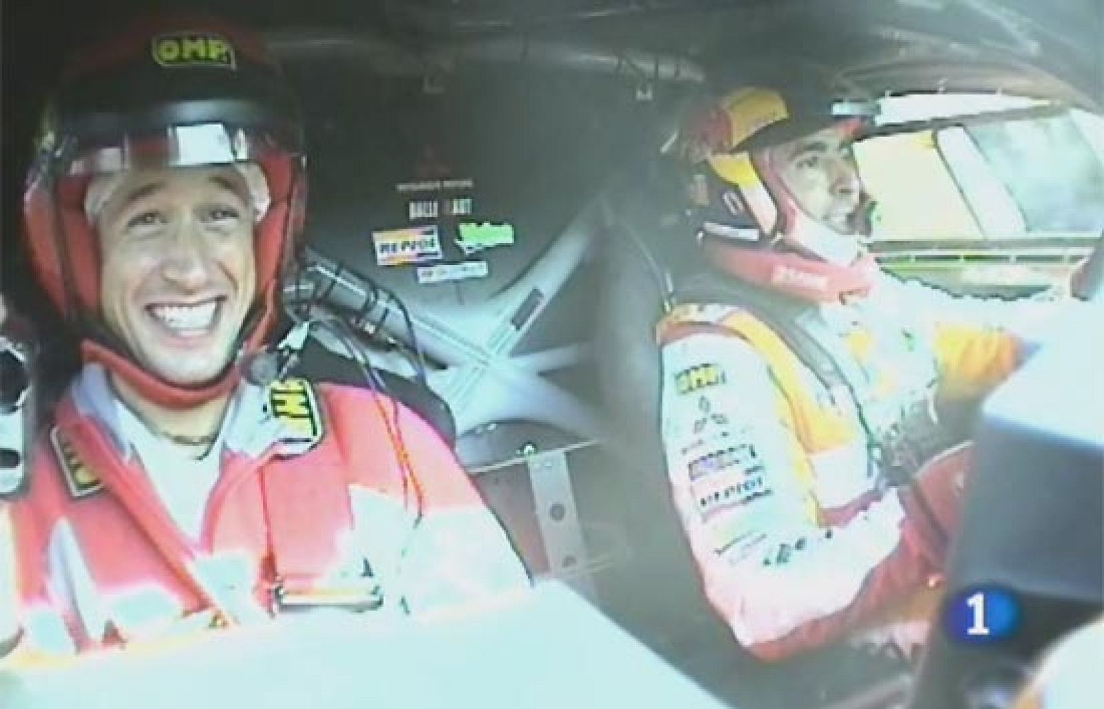 ¿Cómo se vive una etapa del rally Dakar desde dentro de un coche de competición? El periodista de TVE Miguel Serrano lo ha comprobado en carne propia en el Mitsubishi de Nani Roma.