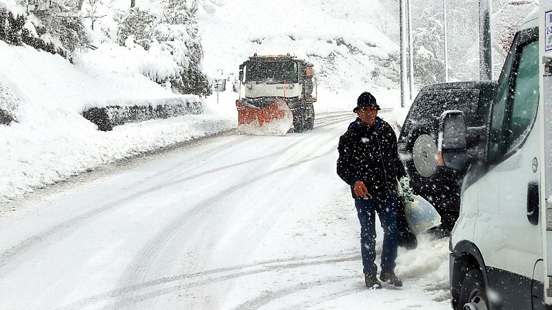 El temporal de nieve y viento dificulta el tráfico en más de 100 carreteras y deja olas de 14 metros en el litoral gallego