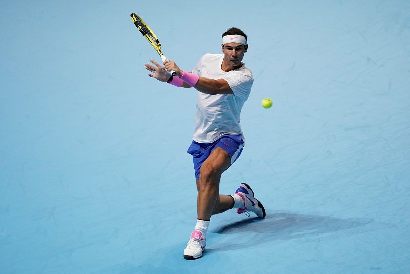 Nadal suda para ganar a Tsitsipas pero queda eliminado por el triunfo de Zverev