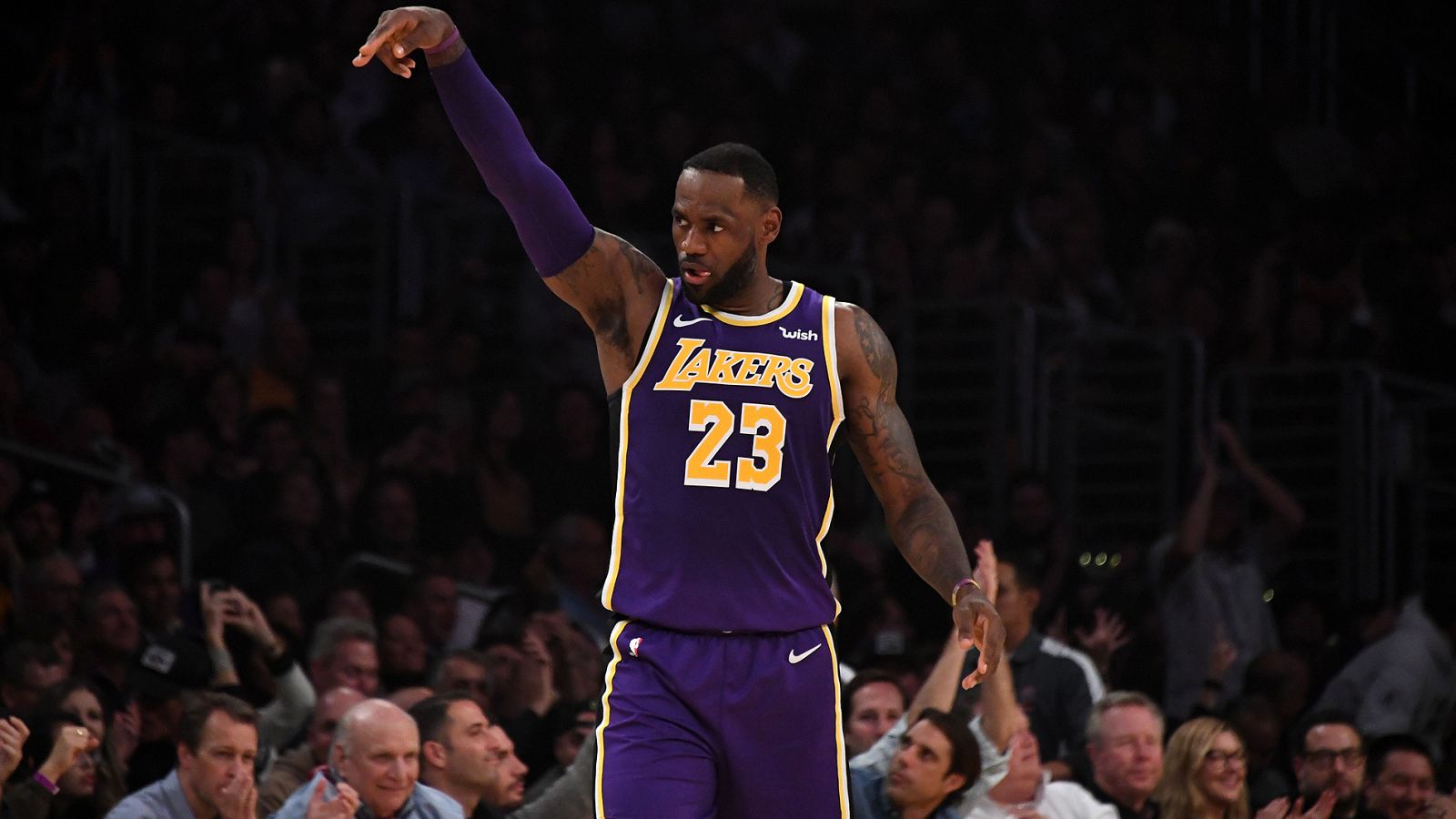 LeBron James lleva a los Lakers a lo más alto