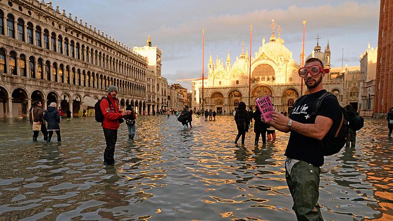 El agua no da tregua a Venecia, que se inunda por tercera vez esta semana