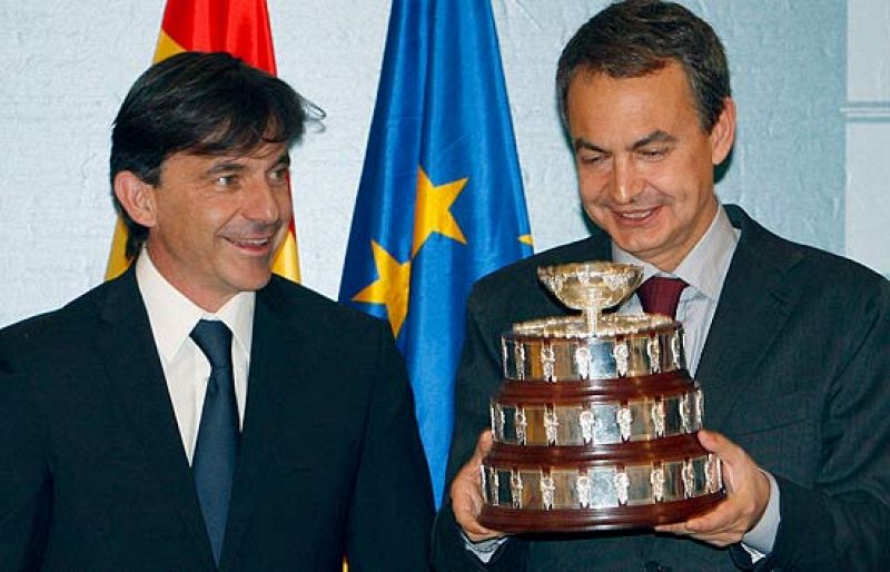 Zapatero promete un Ministerio de Deportes ante los campeones de la Davis