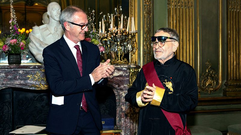 Fernando Arrabal recibe en París la Gran Cruz de la Orden Civil de Alfonso X el Sabio