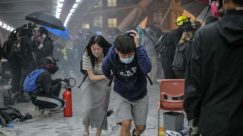 La Policía de Hong Kong entra en la Universidad tras un fin de semana de enfrentamientos