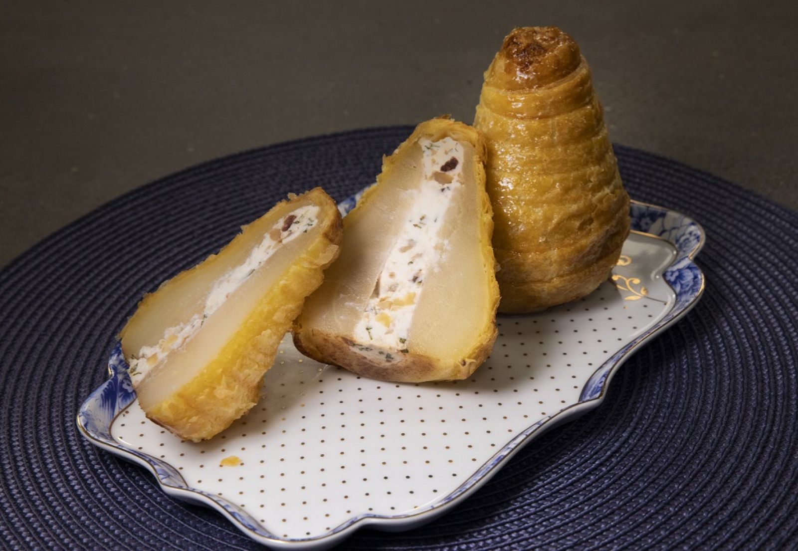 "Peras en hojaldre rellenas de nueces" de Dani García | Ver